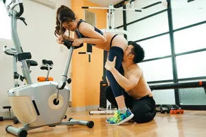 Xin ông xã đi tập gym, người vợ địt nhau với anh pt