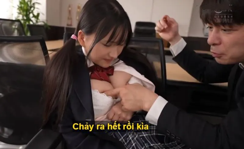 Trong suốt 3 năm, thầy giáo rèn luyện cô học trò ngực đẹp thành "bình chứa tinh"